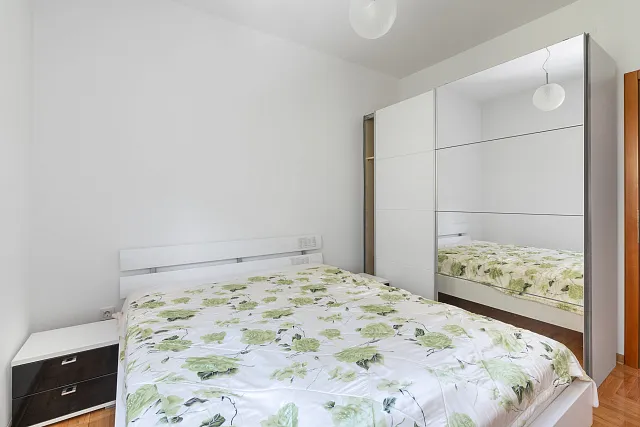 Geräumige 2-Zimmer-Wohnung mit Garage in Petrovac – 77 m²